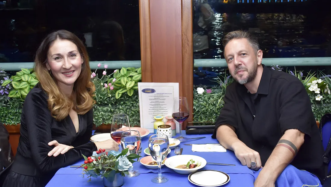 Ünlü Oyuncu Boğaz Turuyla Evlilik Yıldönümü Kutladı