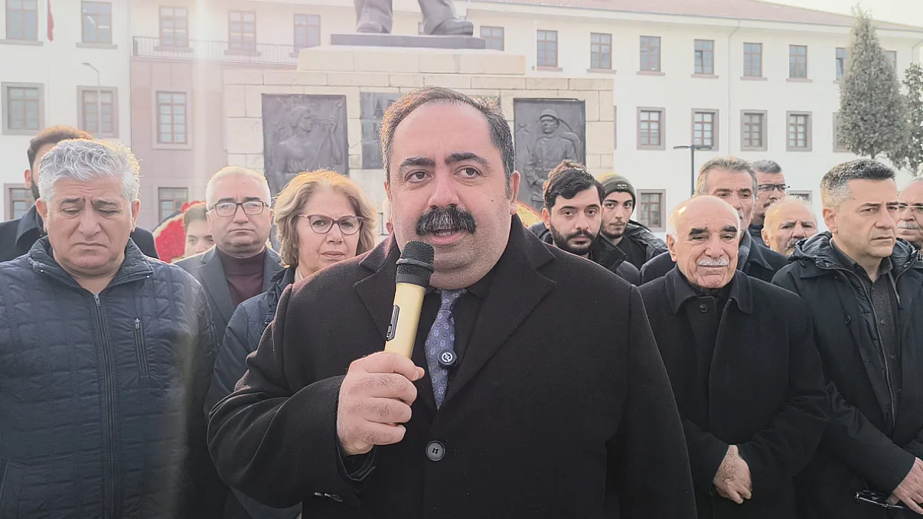 Yıldız, Büyük Lider İsmet İnönü'nün Önünde Saygıyla Eğiliyoruz