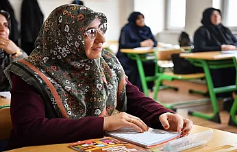 Yaşlı teyzelerin okuma azmi imrendirdi