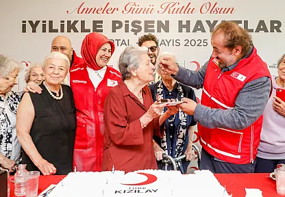 Kızılay'dan Depremzede Anneler İçin Yürek Isıtan Kutlama