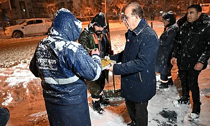 Başkan Geçit, Karla Mücadele Ekiplerini Gece Mesaisinde Yalnız Bırakmadı