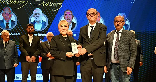Prof. Dr. Yasemin Açık'a  İnönü Üniversitesi'nden Plaket
