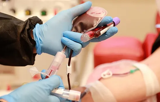 Vatandaşlar hafta sonu kısıtlamasına rağmen kan merkezlerine akın etti