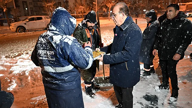 Başkan Geçit, Karla Mücadele Ekiplerini Gece Mesaisinde Yalnız Bırakmadı