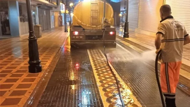 Battalgazi Belediyesi Temizlik Ekiplerinden Gece Mesaisi