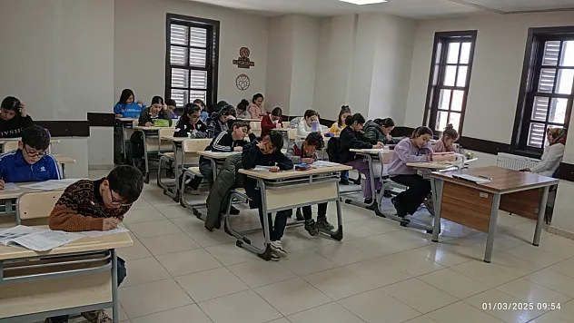 Deneme Sınavları ile Öğrencilere Başarıya Giden Yol Açılıyor