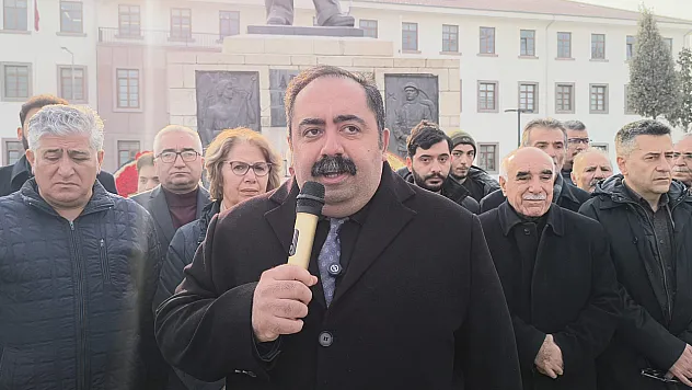 Yıldız, Büyük Lider İsmet İnönü'nün Önünde Saygıyla Eğiliyoruz