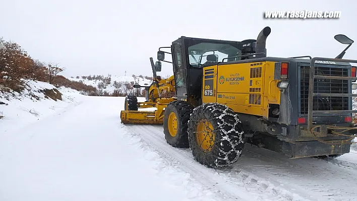 21 Mahallede Kar Küreme Ve Yol Açma Çalışmaları Devam Ediyor