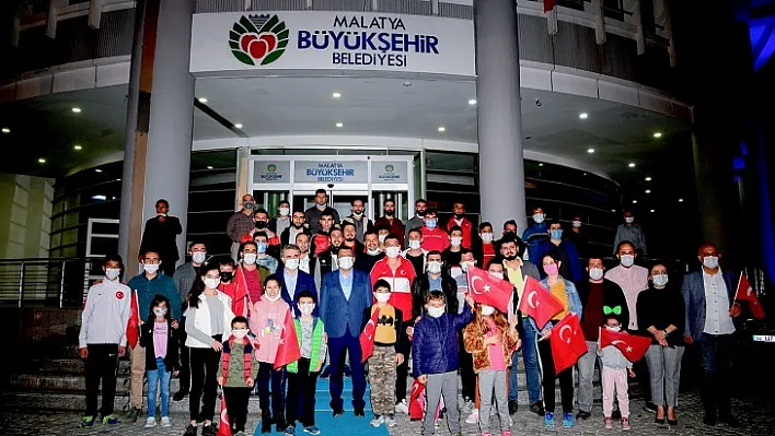 23 Farklı Noktada Atılan Havai Fişekler Geceyi Aydınlattı