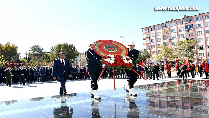 29 Ekim Kutlamaları Yeni Cumhuriyet Meydan'ında Yapılan Törenle Başladı