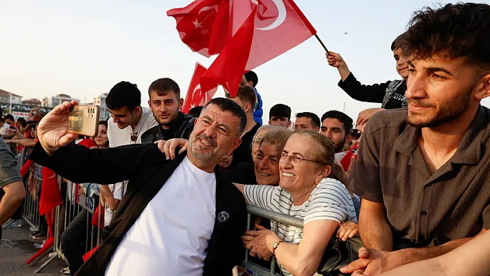 Ağbaba'dan Gençlere Bayram Hediyesi Pinhani Sahne Aldı