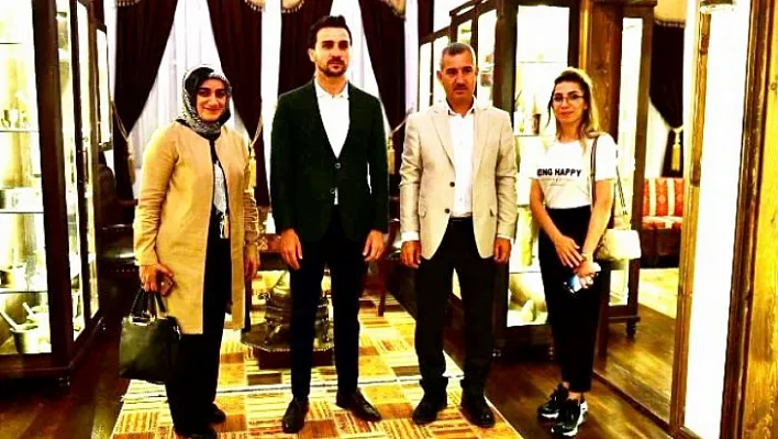 AK Parti Genel Merkez Tanıtım ve Medya Bşk. Yrd. Ömer Arvas, Lezzet Caddesini Gezdi