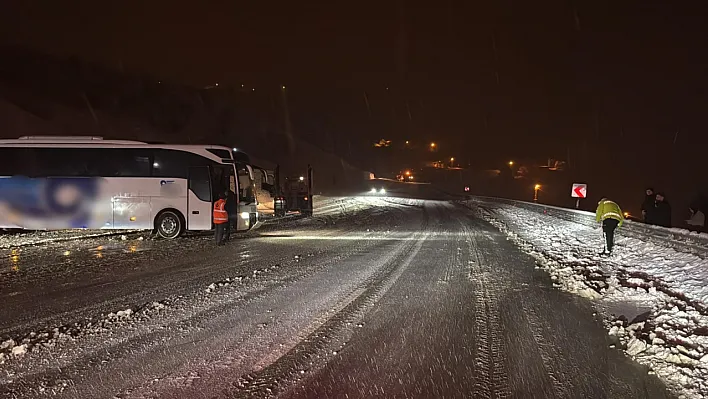 Akçadağ'da Yolcu Otobüsü Yoldan Çıktı 9 Kişi Yaralandı