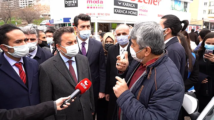 Ali Babacan'a Elindeki Ödenmeyen Çeki Gösteren Esnaf: Gerçekten Çok Bunaldık