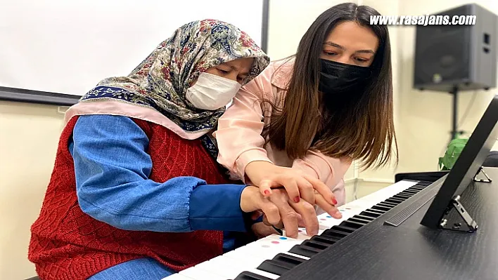 Alzaymır Hastlalarına Piyano Eğitimiyle Hafıza Jimnastiği!