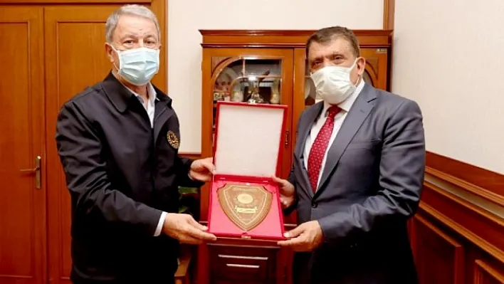 Bakan Akar'dan Başkan Gürkan'a Plaket