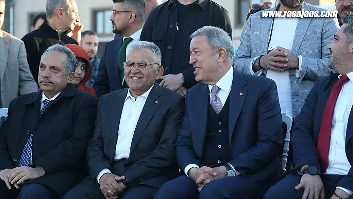 Bakan Akar'dan Gençlerle Keyifli Buluşma