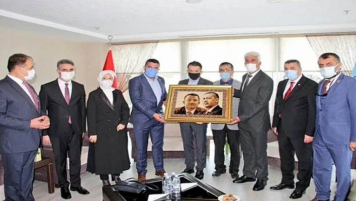 Bakan Pakdemirli'ye Halı Tablo Hediye