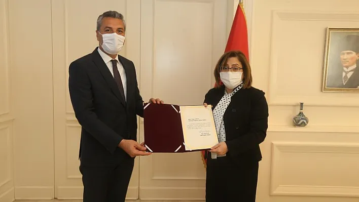 Bakan Selçuk'tan Başkan Şahin'e Teşekkür Belgesi