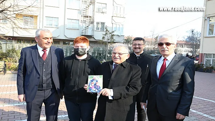 Başkan Büyükkılıç'a Kariyer Günleri'nde 'Fotoğraf' Sürprizi