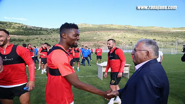 Başkan Büyükkılıç'tan Kayserispor'un Erciyes Kampına Ziyaret