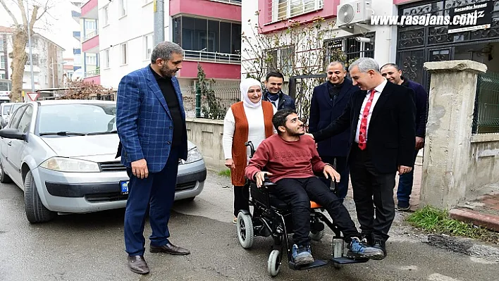 Başkan Çınar'dan Engelli Mehmet Kaçan'a Akülü Araç