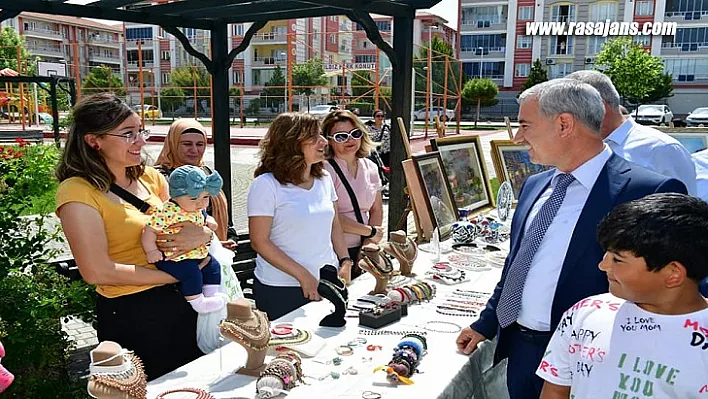 Başkan Çınar'dan Esma Biltaci Kült. ve Sanat Merk. Yılsonu Sergisine Ziyaret