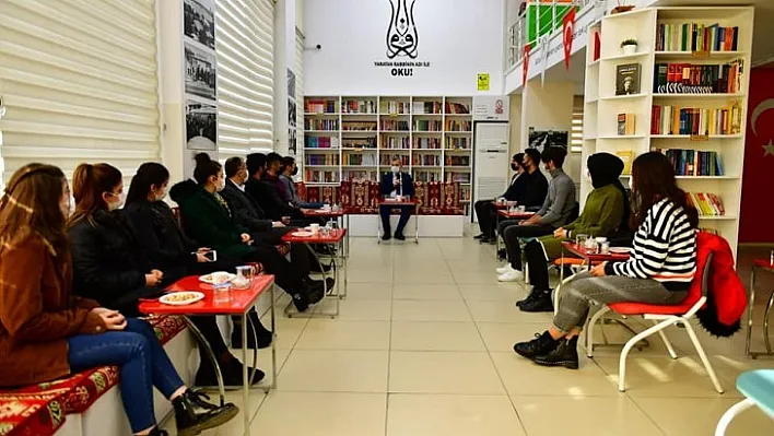 Başkan Çınar Millet Kıraathanesinde Gençlerle Buluştu