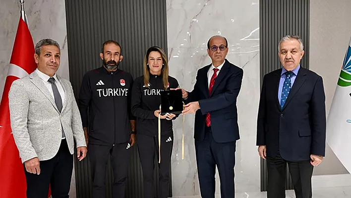 Başkan Geçit Olimpiyat Madalyalı Hatice Akbaş'ı Ağırladı