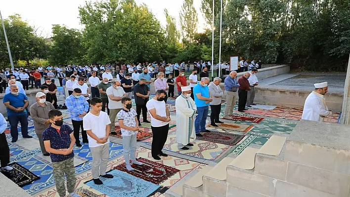 Başkan Güder, Bayram Namazını Battalgazililerle Birlikte Kıldı