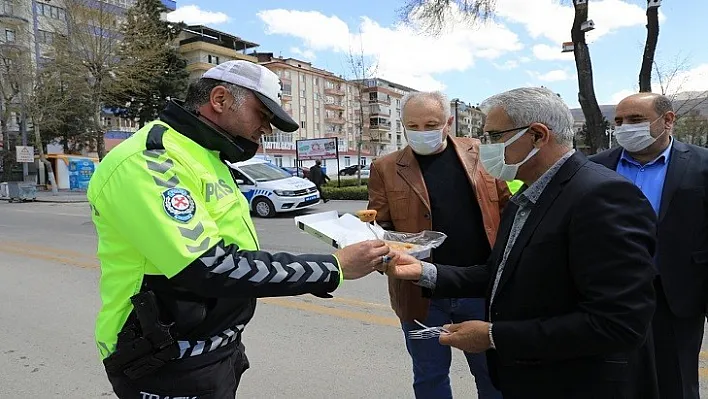 Başkan Güder'den Görev Başındaki Polislere Sürpriz Ziyaret