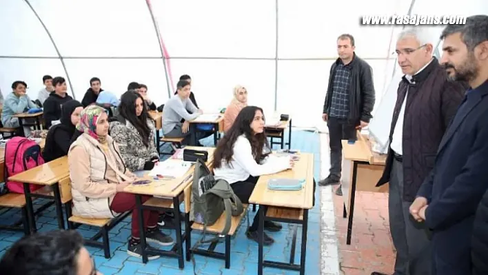 Başkan Güder Öğrencileri Unutmadı