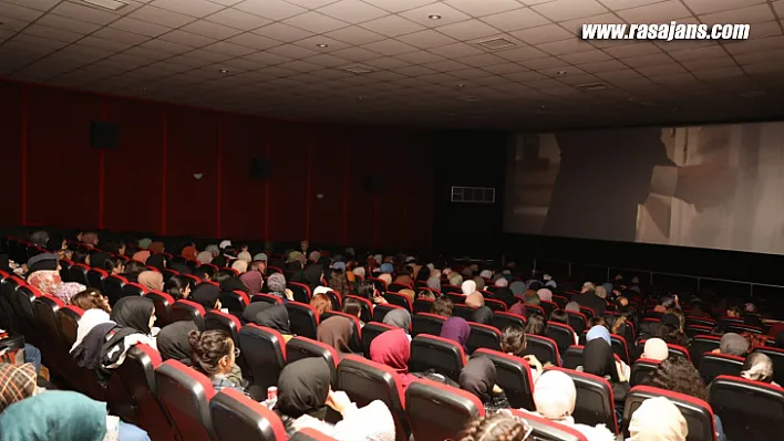 Başkan Güder, Üniversite Öğrencileriyle 'Buğday Tanesi' Filmini İzledi