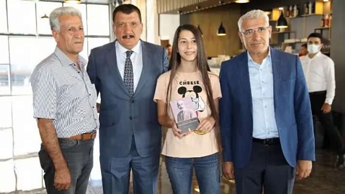 Başkan Güder, YKS'de İlk 10 Bine Giren Öğrencileri Ağırladı