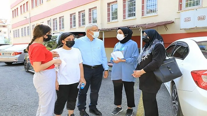 Başkan Güder, Yks Sınavına Giren Öğrencileri Yalnız Bırakmadı