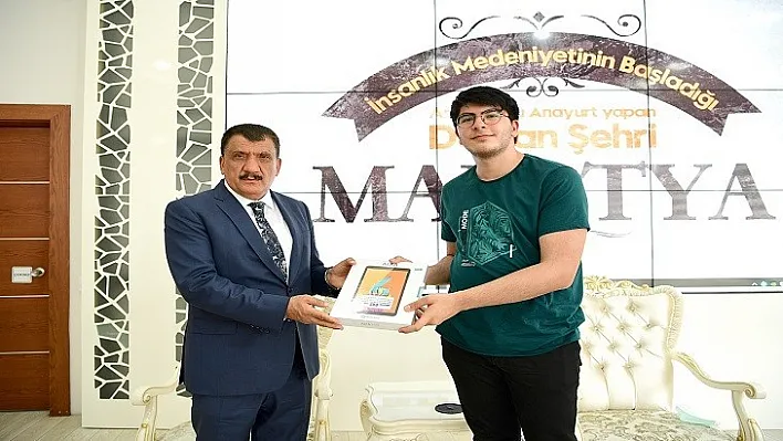 Başkan Gürkan Dünya Birincisini Makamında Ağırladı