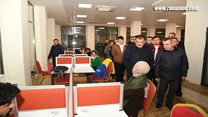 Başkan Gürkan İnönü Üniversitesinde ders çalışan öğrencilerle bir araya geldi
