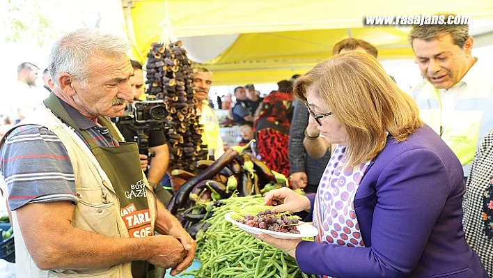 Başkan Şahin, Haydi Tarladan Sofraya Pazar Yeri'nden Alışveriş Yaptı