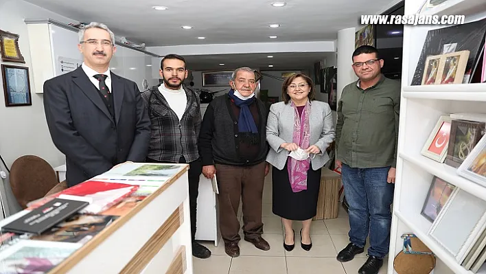 Başkan Şahin, Türk Bayrakları Hediye Ettiği Esnafla İstiklal Marşı'nı Okudu!