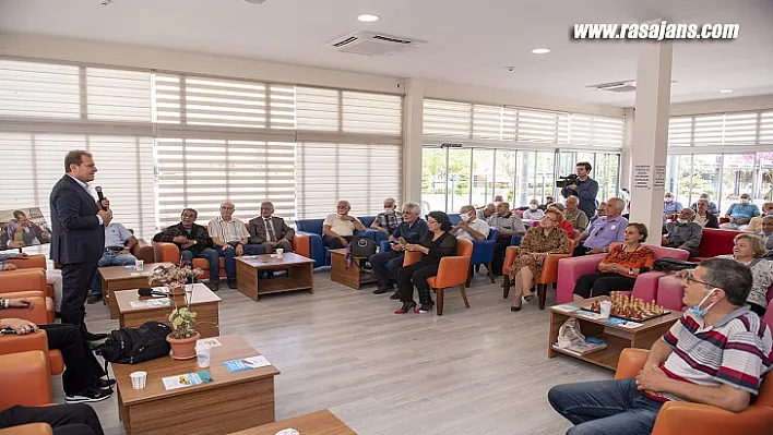 Başkan Seçer, Bayramın İlk Ziyaretini Emekli Evi'ne Yaptı