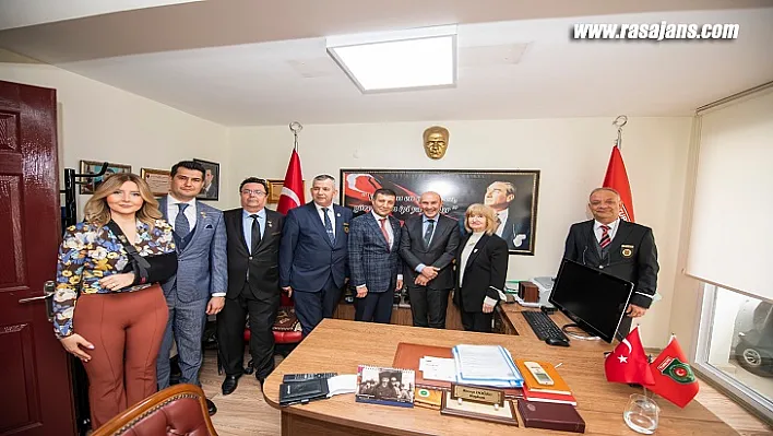 Başkan Soyer gününü gazi ve şehit ailelerine ayırdı