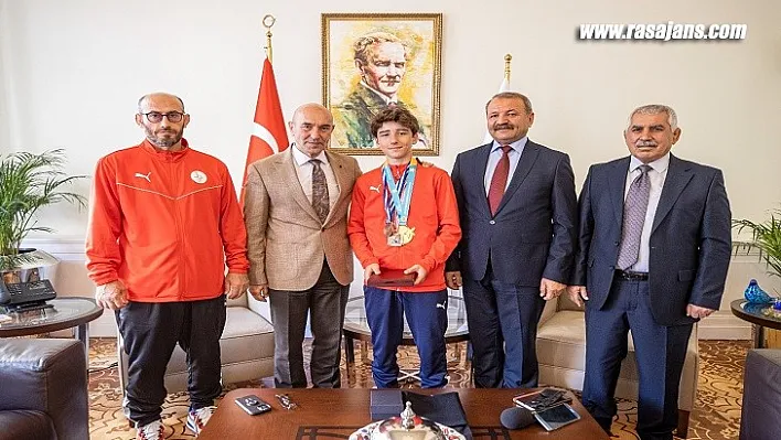 Başkan Soyer plaj güreşi şampiyonu Miraç Saraç'ı ağırladı