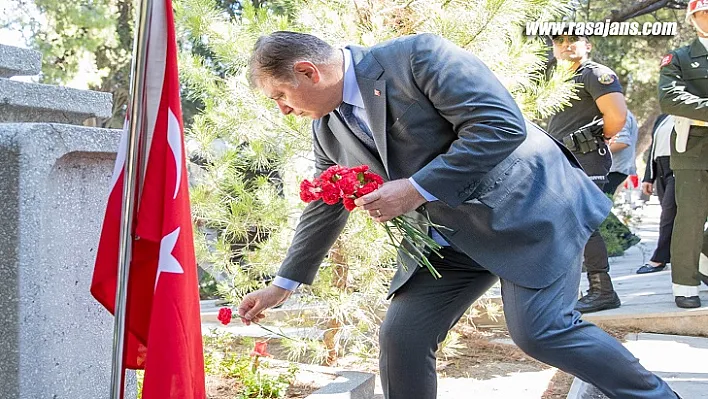 Başkan Tugay'dan şehitlerin kabrine karanfil