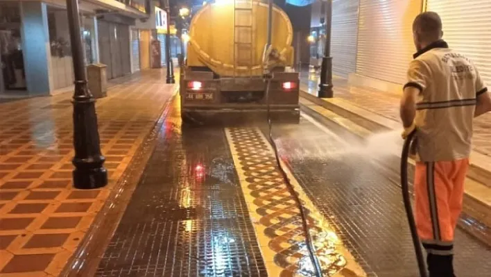 Battalgazi Belediyesi Temizlik Ekiplerinden Gece Mesaisi