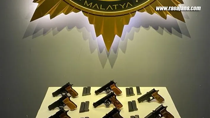 Bir Araçta 8 Tabanca Ele Geçirildi