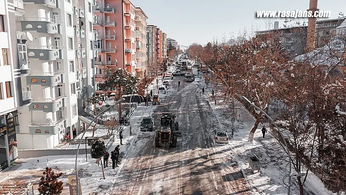Büyükşehir Belediyesi Ekipleri 7/24 Çalışmalarını Sürdürüyor