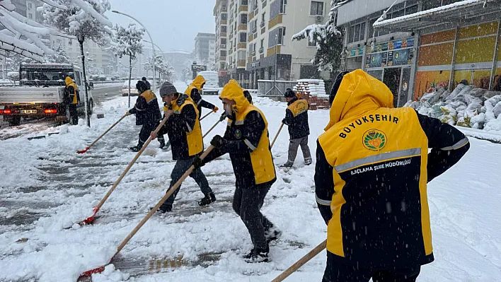 Büyükşehir Belediyesinden Kar Mesaisi