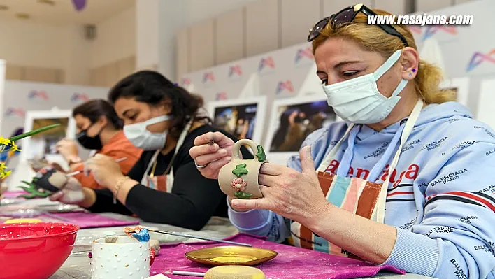 Büyükşehir'in Atölyelerinde Kadınlar Hem Eğleniyor Hem Öğreniyor