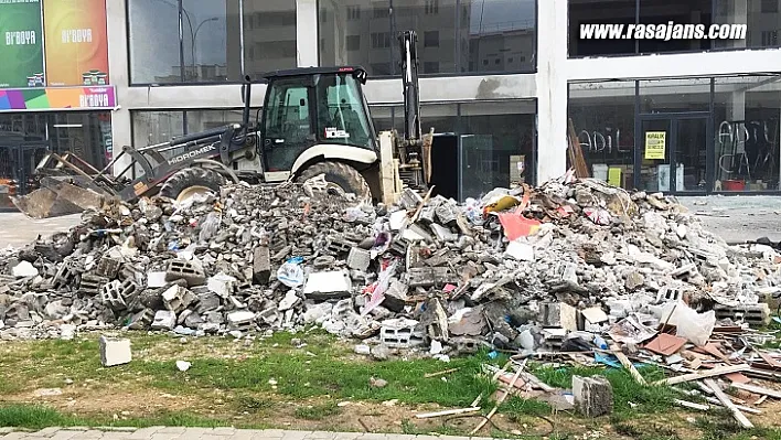 Caddeler Hafriyat Atıklarından Temizleniyor