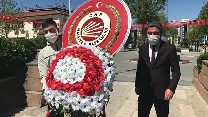 CHP İl Başkanı Anıta Tek Başına Çelenk Koydu
